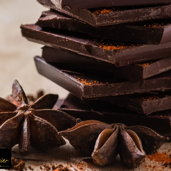 Fèves de chocolat et carrés de chocolat noir pur, un ingrédient de choix pour confectionner des mets chocolatés exceptionnels